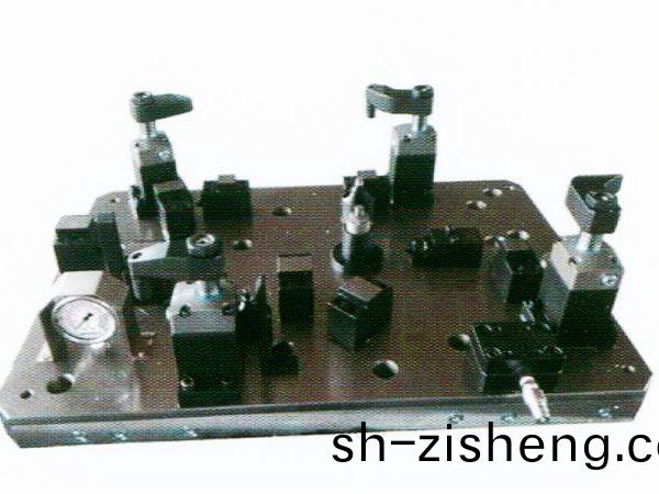 齒輪(lun)室罩(zhao)蓋液壓裌(jia)具(ju)